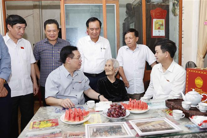 NA Chairman tribute to martyrs in Quang Tri ảnh 3 NA Chairman tribute to martyrs in Quang Tri ảnh 3