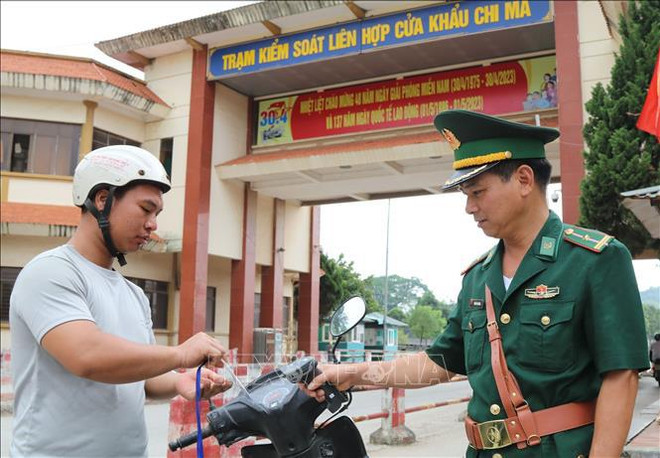 QR codes used to manage people traversing Chi Ma border gate ảnh 1