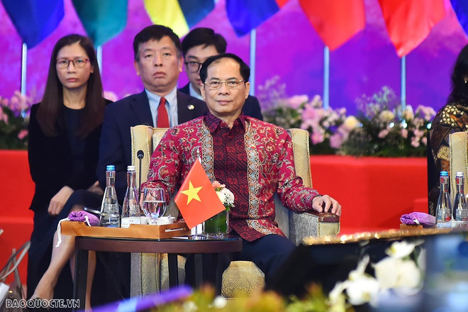 Vietnam attends 30th ASEAN Regional Forum ảnh 2
