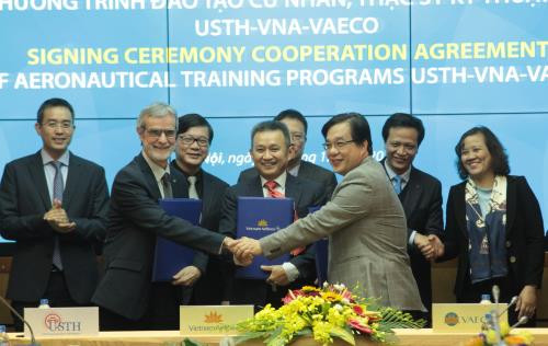 Vietnam Airlines, university provide aeronautical training ảnh 1