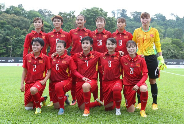 VN’s female football team fall in rankings ảnh 1
