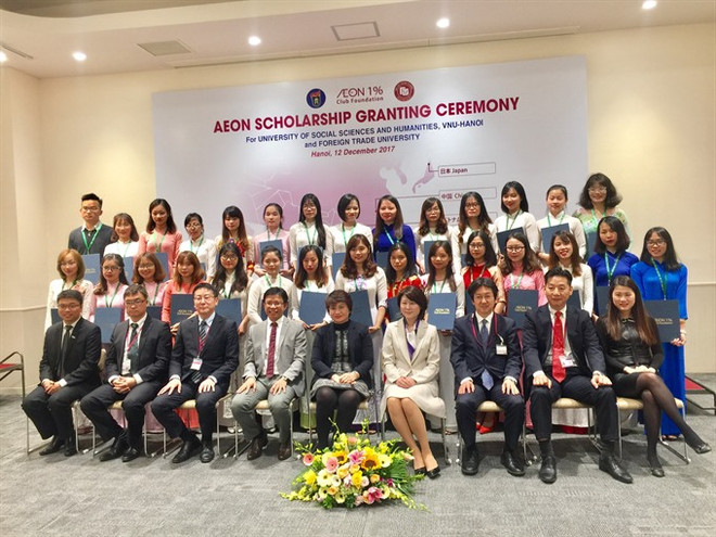 Vietnamese students receive AEON Scholarships ảnh 1