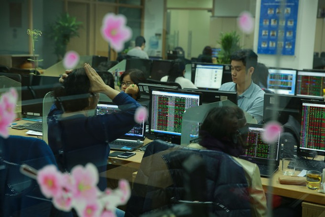 Shares fall on market volatility fears ảnh 1
