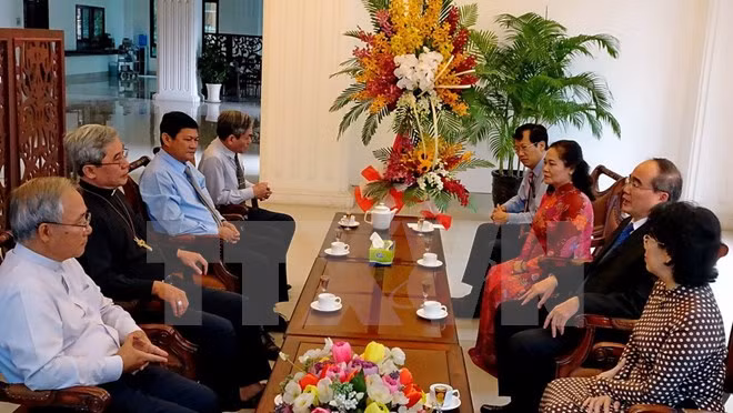 HCM City’s leaders visit Catholics ahead of Christmas ảnh 1