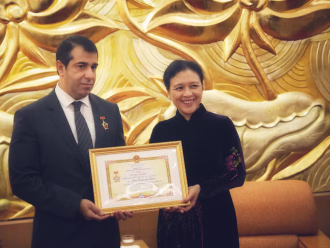 Azerbaijanese ambassador honoured for fostering ties ảnh 1