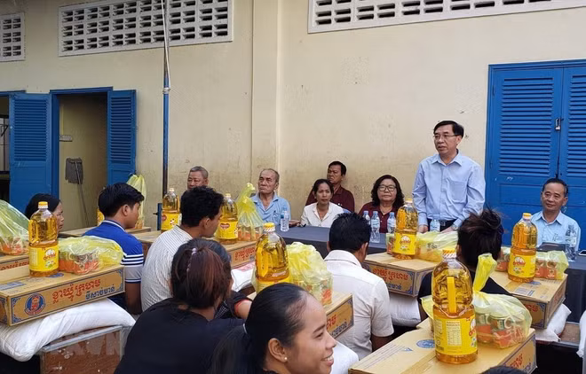 Vietnamese Embassy in Cambodia supports fire victims ảnh 1
