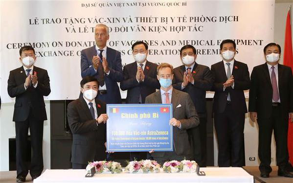 Overseas Vietnamese, int’l friends make great contributions to Vietnam’s vaccine coverage goal ảnh 1