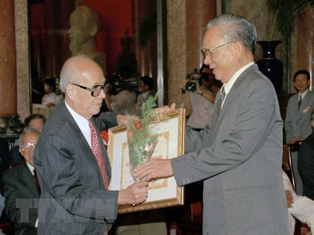President Nguyen Xuan Phuc commemorates leading professor ảnh 1