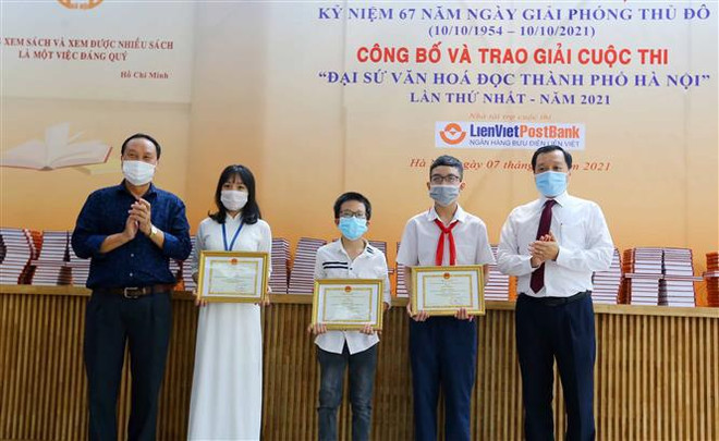 Exhibition opens to celebrate Hanoi's 67th liberation anniversary ảnh 2 Exhibition opens to celebrate Hanoi's 67th liberation anniversary ảnh 2