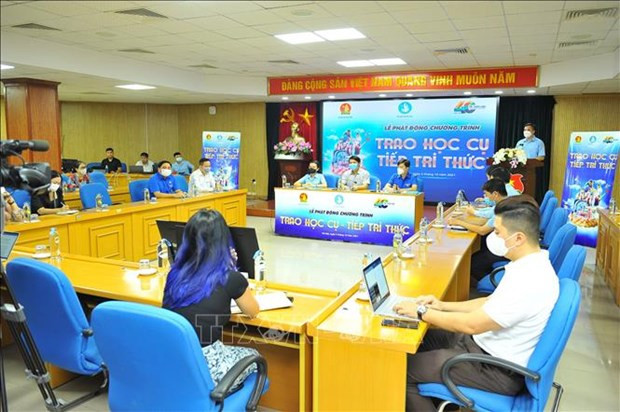 Learning aids, scholarships granted to needy students ảnh 1 Learning aids, scholarships granted to needy students ảnh 1