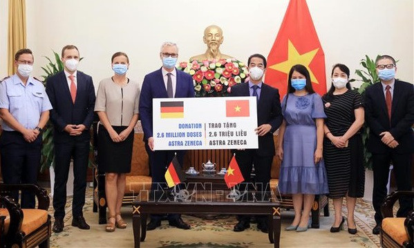 Overseas Vietnamese, int’l friends make great contributions to Vietnam’s vaccine coverage goal ảnh 2