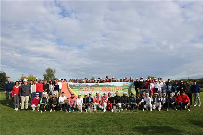 Embassy hosts friendly Vietnam-Germany golf tournament ảnh 1