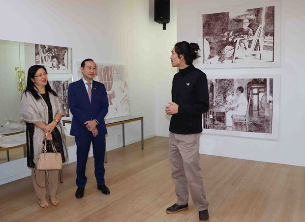 Vietnamese-Belgian painter uses wavelength prints to depict life in Vietnam ảnh 1 Vietnamese-Belgian painter uses wavelength prints to depict life in Vietnam ảnh 1