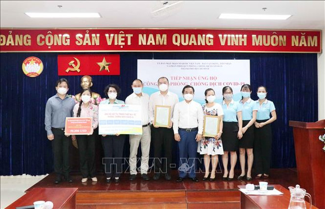 HCM City receives over 1 trillion VND in donation for COVID-19 fight ảnh 1
