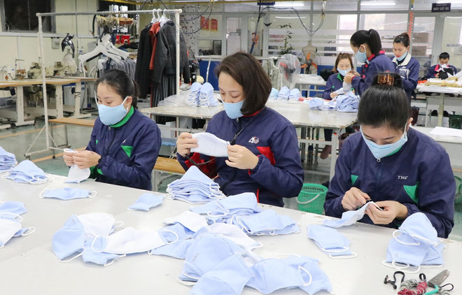 Pandemic-hit garment producers find way to weather crisis ảnh 1