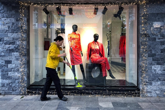 Hanoi bans non-essential services from early morning opening ảnh 1