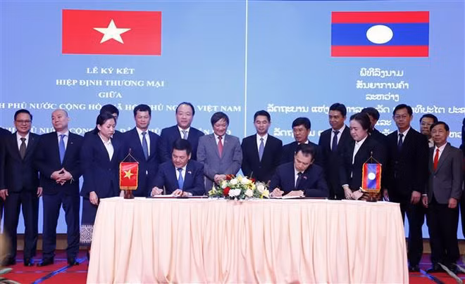 Vietnam, Laos sign new trade agreement ảnh 1