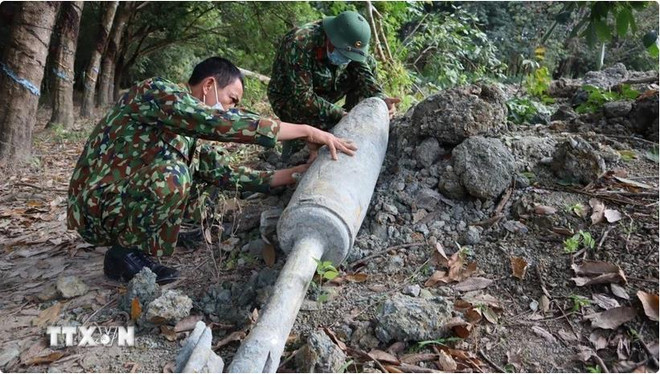 Mine clearance of unexploded ordnance continues in Vietnam ảnh 1