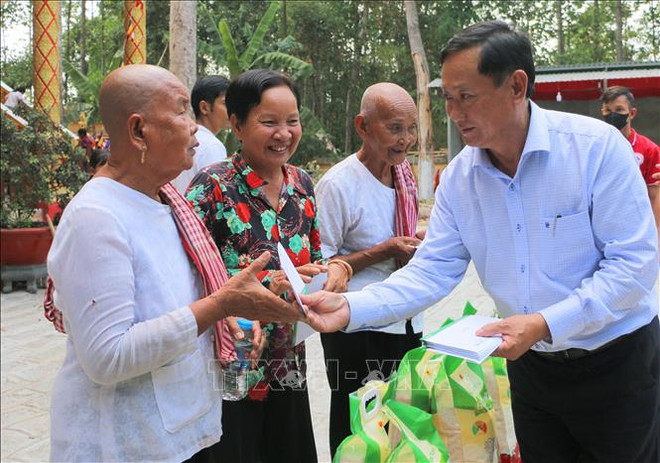 Poor Khmer households in An Giang given gifts on Chol Chnam Thmay Festival ảnh 1