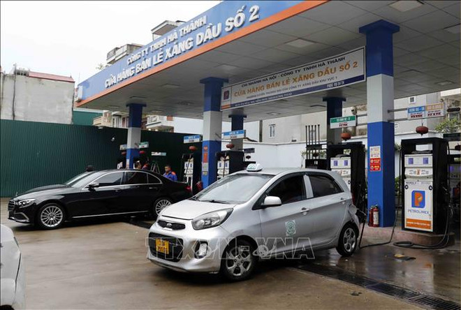 Petrol prices see mixed changes, oil prices up ảnh 1