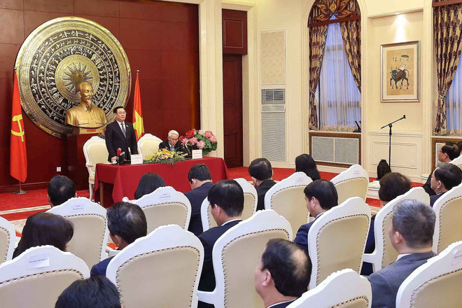 NA Chairman meets Vietnamese community in China ảnh 2