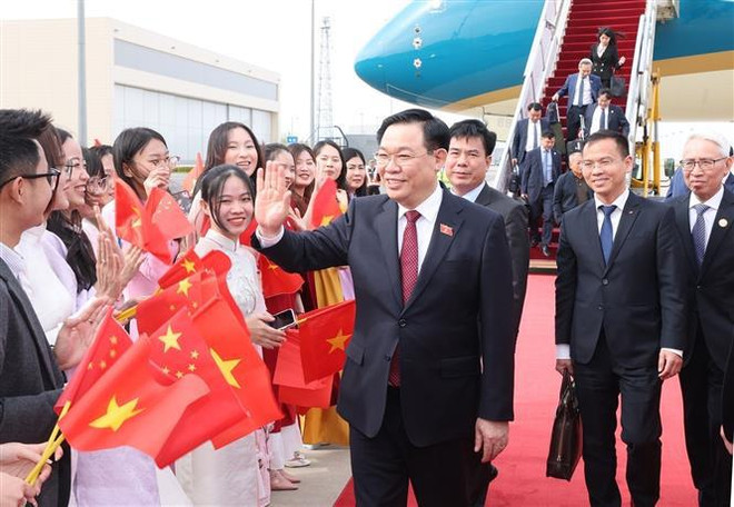 NA Chairman arrives in Beijing for official visit ảnh 1 NA Chairman arrives in Beijing for official visit ảnh 1