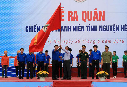 Summer youth volunteer campaign launched in Nghe An ảnh 1