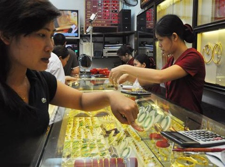 Gold prices fall, Vietnamese dong weakens ảnh 1