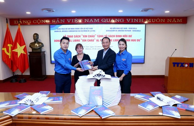 Book by Venezuelan author presented to VNA's youth initiative ảnh 1