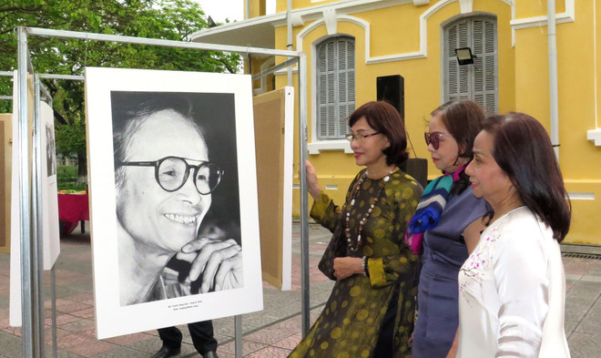 Photo exhibition reveals daily life of late composer Trinh Cong Son ảnh 1