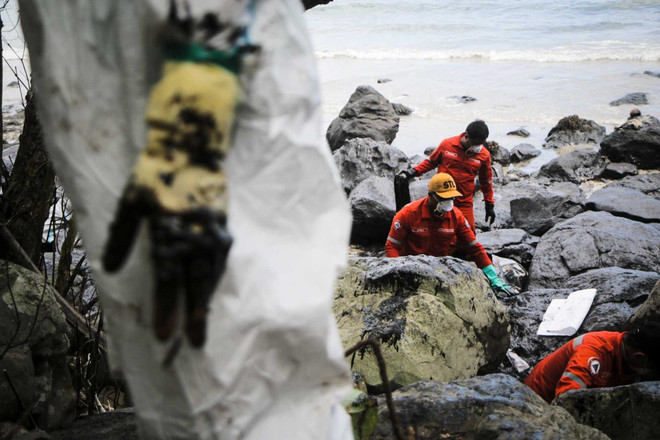 Massive oil spill continues affecting residents in Philippines' coastal localities ảnh 1