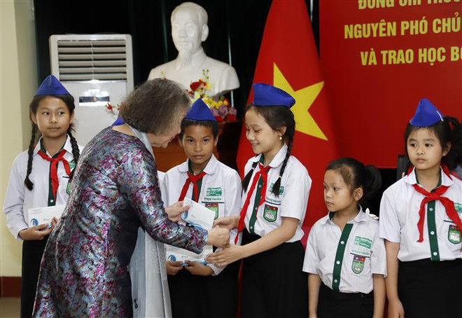 Scholarships given to disadvantaged overseas Vietnamese students in Laos ảnh 1 Scholarships given to disadvantaged overseas Vietnamese students in Laos ảnh 1