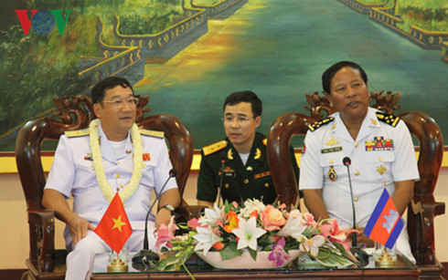 Vietnamese, Cambodian navies boost ties ảnh 1