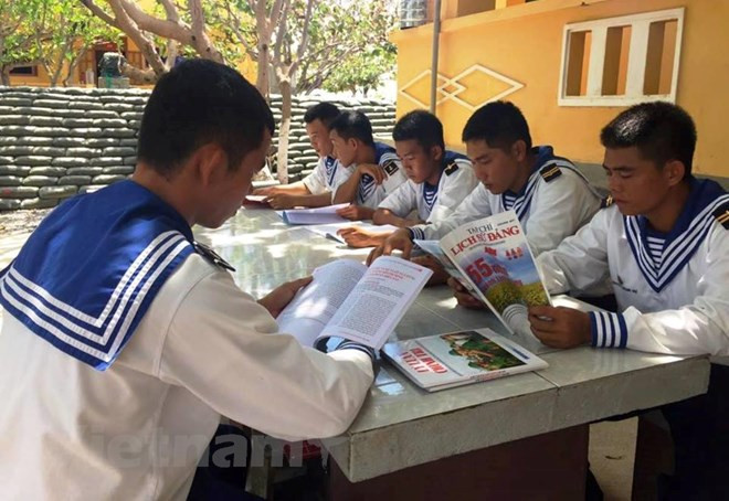 Article 5: Truong Sa garrisons popularise law to fishermen ảnh 3 Article 5: Truong Sa garrisons popularise law to fishermen ảnh 3