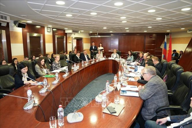 Vietnam-Russia roundtable conference on language in diplomatic activities held ảnh 1