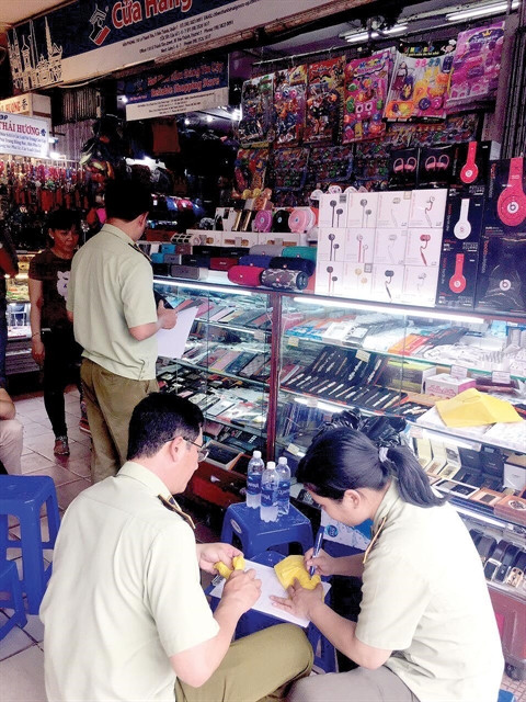 HCM City handles hundreds of smugglers, counterfeiters ảnh 1 HCM City handles hundreds of smugglers, counterfeiters ảnh 1