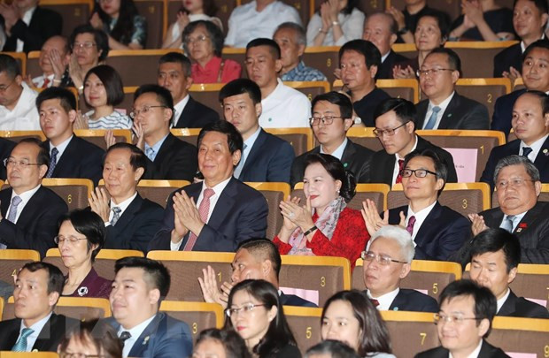 Top legislator attends art performance honouring Vietnam-China ties ảnh 1