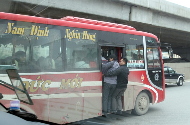 Hanoi cracks down on overcrowding in coaches ảnh 1