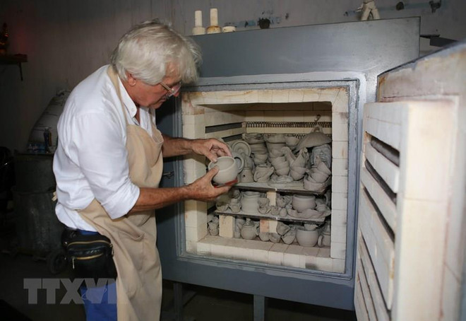 French artisan teaches disabled children to make pottery ảnh 1 French artisan teaches disabled children to make pottery ảnh 1