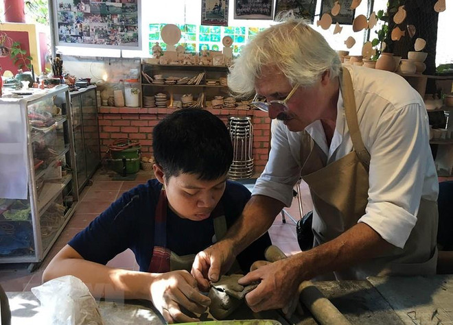 French artisan teaches disabled children to make pottery ảnh 3 French artisan teaches disabled children to make pottery ảnh 3