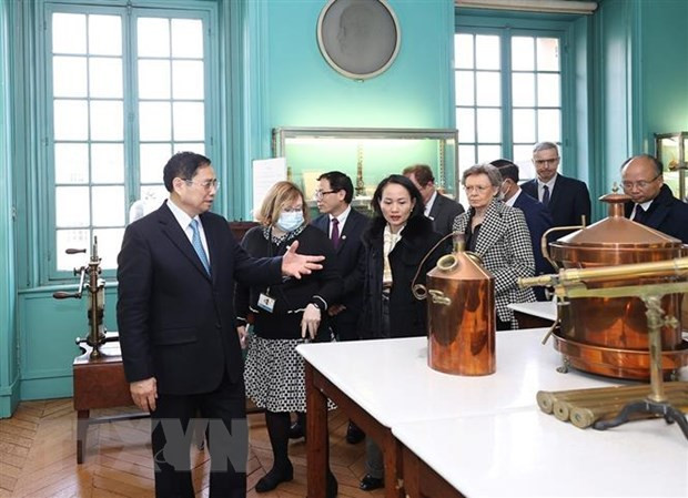 Prime Minister visits Pasteur Institute in Paris ảnh 1 Prime Minister visits Pasteur Institute in Paris ảnh 1