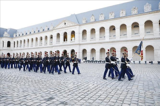 Welcome ceremony for PM Pham Minh Chinh in Paris ảnh 2 Welcome ceremony for PM Pham Minh Chinh in Paris ảnh 2