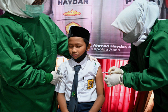 Indonesia starts inoculating children aged 6-11 ảnh 1