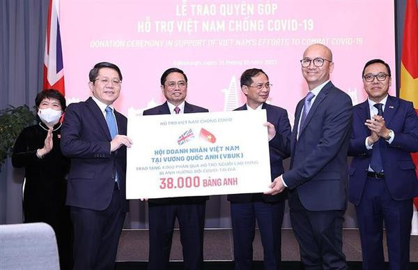 PM meets Vietnamese community in UK ảnh 3