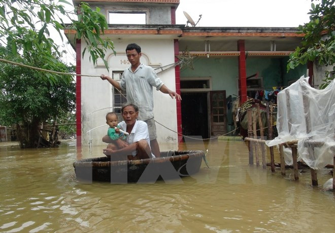 Central provinces continue to struggle with floods ảnh 1