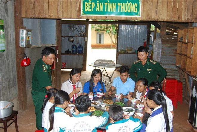Border guard soldiers help teach students ảnh 1 Border guard soldiers help teach students ảnh 1