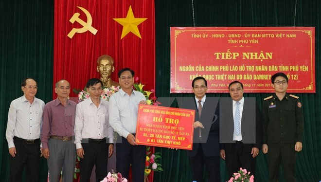 Laos provides relief to Phu Yen’s storm victims ảnh 1