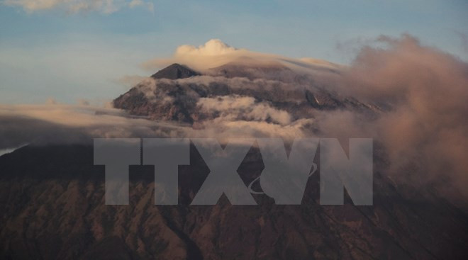 Indonesia: Thousands flee over fear of Agung volcano eruption ảnh 1