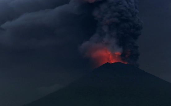 Vietnamese tourists warned to leave Bali over menacing volcano ảnh 1