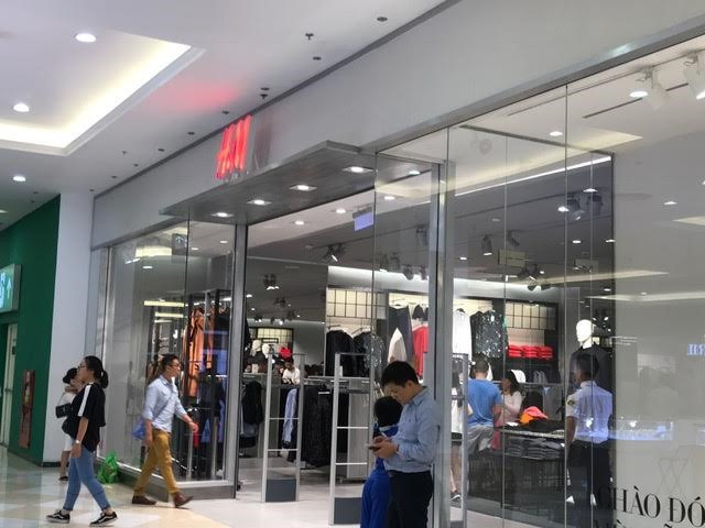 Foreign brands up the ante in fashion market ảnh 1